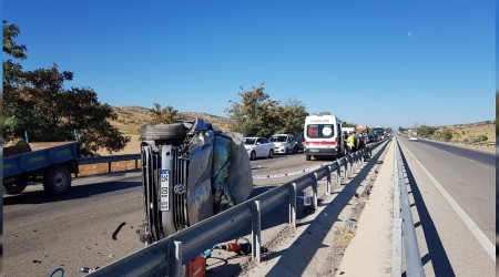 Otomobil traktöre çarptı: 1 ölü, 1 yaralı