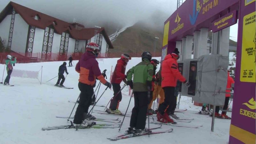 Palandöken'de turistler kayağın tadını çıkarıyor