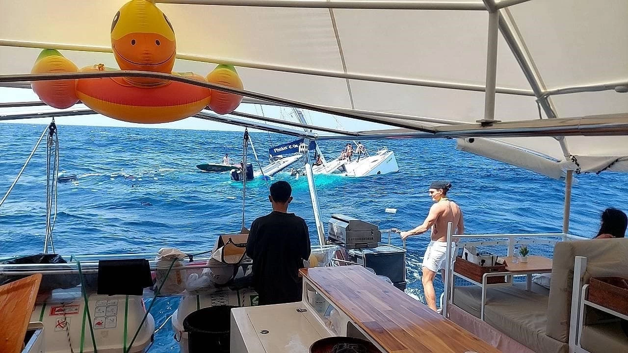 Phuket Adas aklarnda turist teknesi alabora oldu