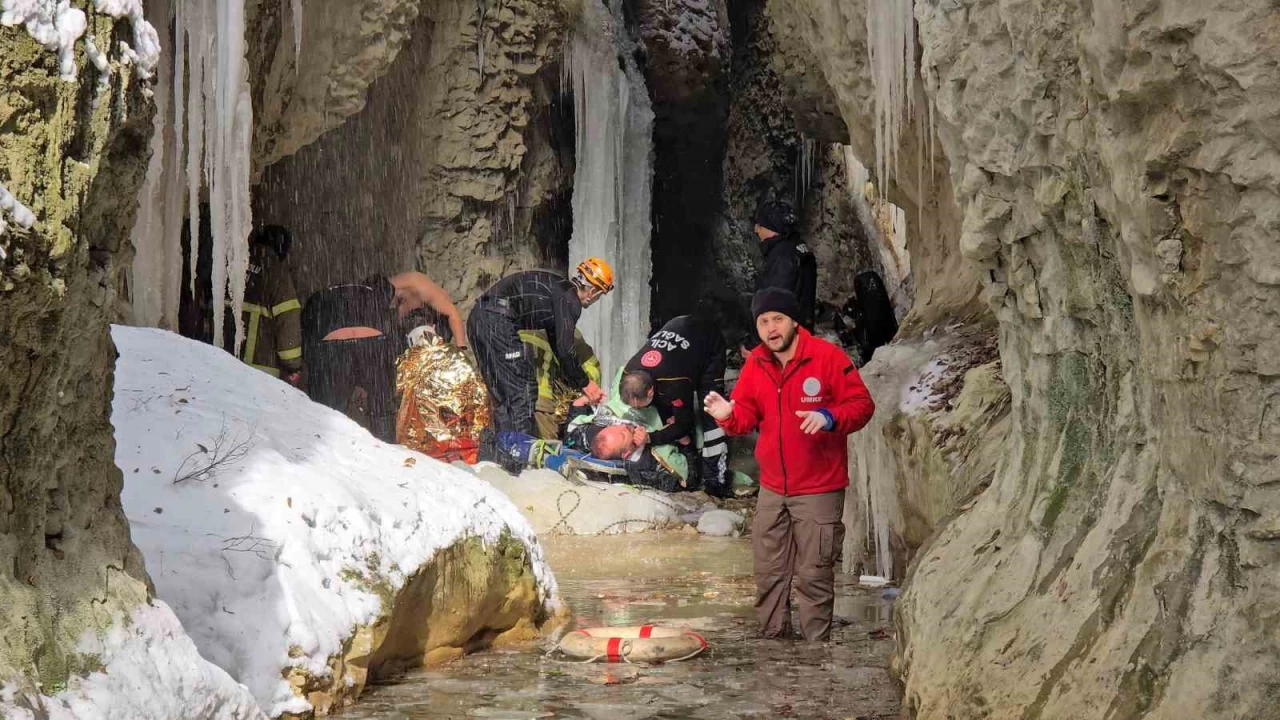 Safranbolu'da otomobil 30 metreden kanyona utu