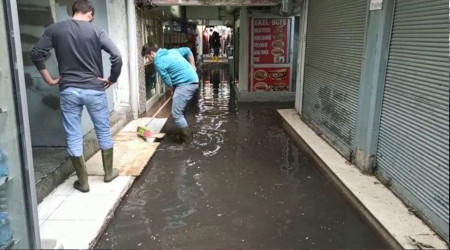 Sağanak yağmur İzmir'i göle çevirdi