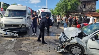 Sakarya'da otomobil ile minibüs kafa kafaya çarpıştı: 4 yaralı