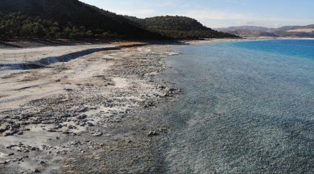 Salda Gölü'nde küçük adacıklar oluştu