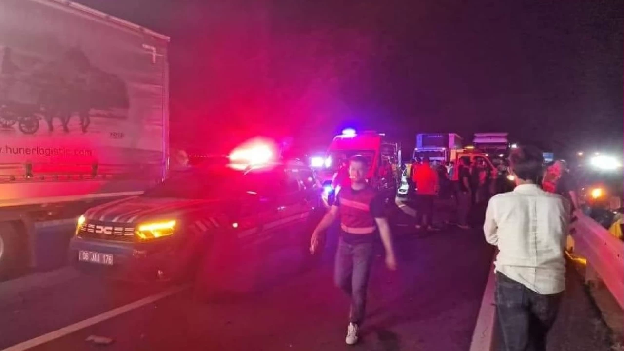 Şereflikoçhisar'da jandarma aracına minibüs çarptı: 1 ölü, 4 yaralı