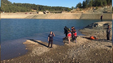 Serinlemek için baraja giren çocuk boğuldu