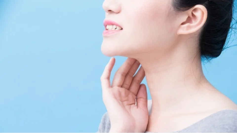 Sık sık boğaz ağrısı çekiyorsanız bu şifalı bitkiler ve doğal kürler tam size göre