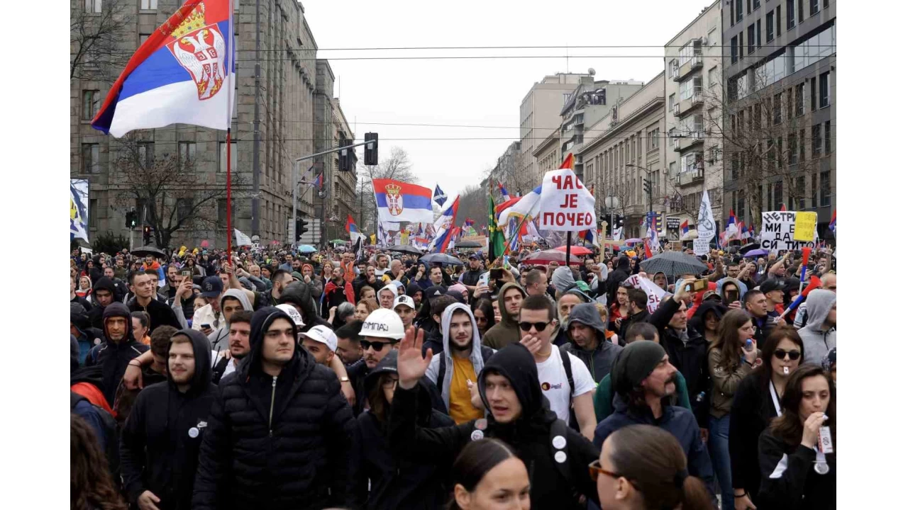 Srbistan'da "lke tarihinin en kalabalk protestosu"