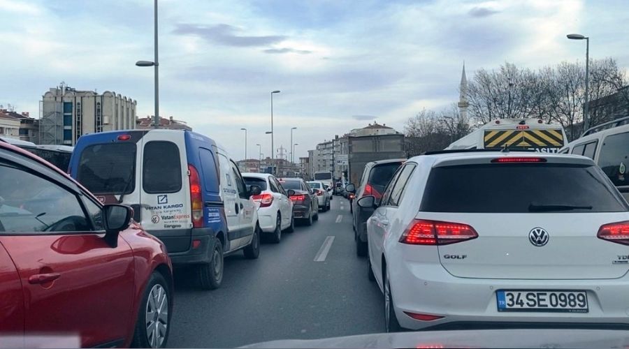 Sokağa çıkma kısıtlamasında yoğun trafik