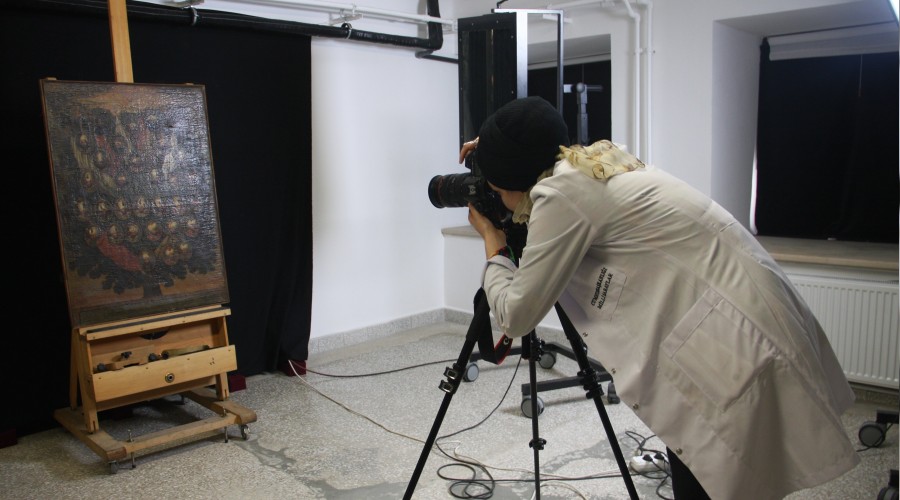 Tablolar ziyaretçileriyle buluşmayı bekliyor