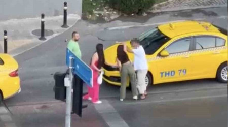 Taksici ve kadın müşteriler kavga etti