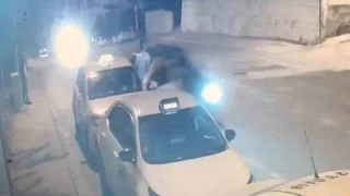 Taksiden indiği anda otomobil böyle çarptı
