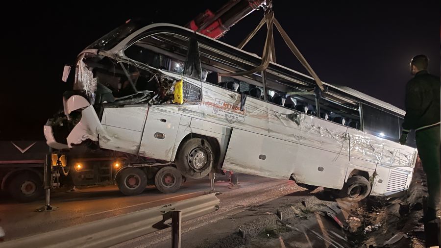 Tur otobüsü devrildi: 3 ölü, 44 yaralı