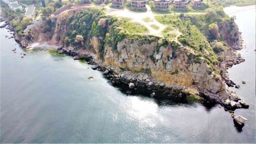 Üniversite öğrencisi kayalıklardan düştü