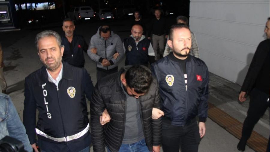 Üniversiteli kızlara içi su dolu balon atan şahıslar hakim karşısında