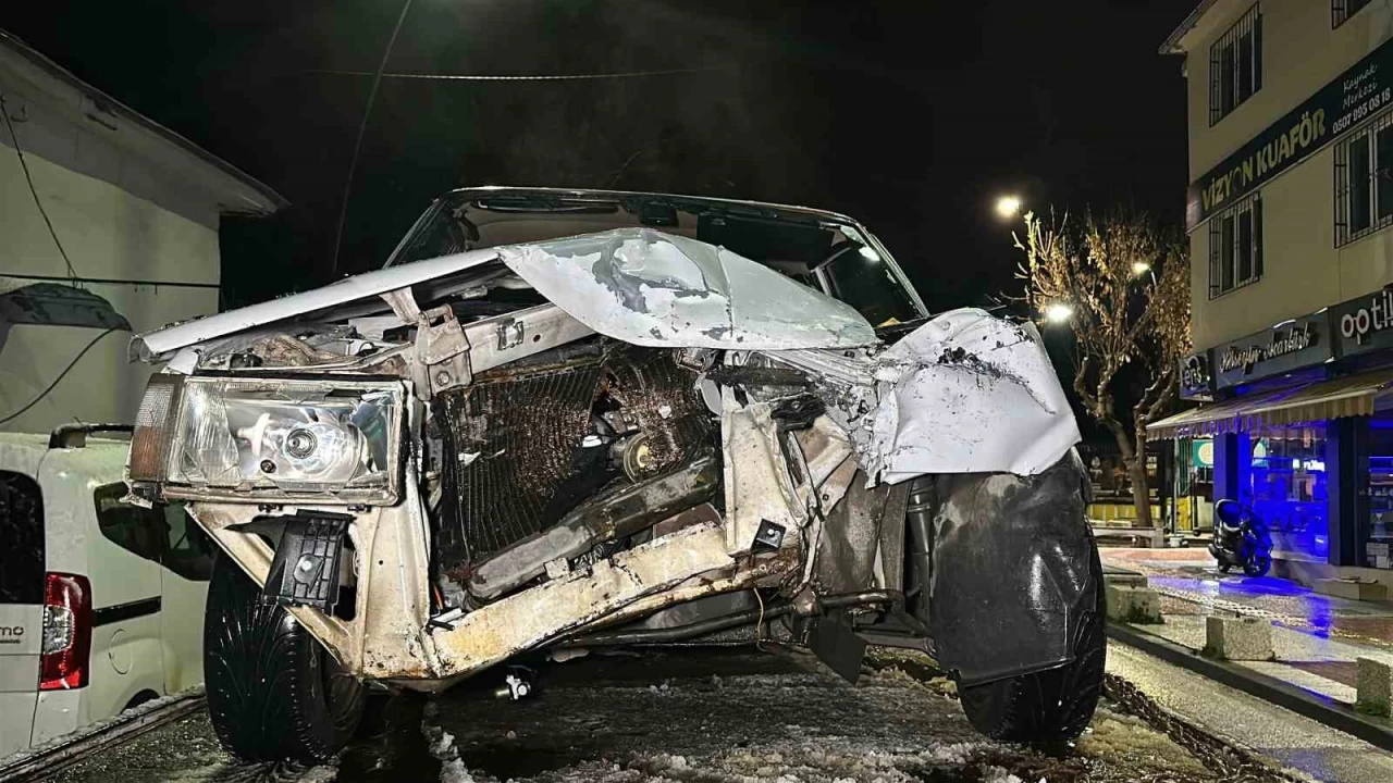 Uşak'ta iki araç çarpıştı: 1'i ağır 2 yaralı