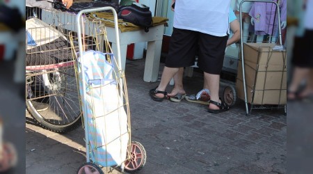 Üstüne pazar arabası düştü