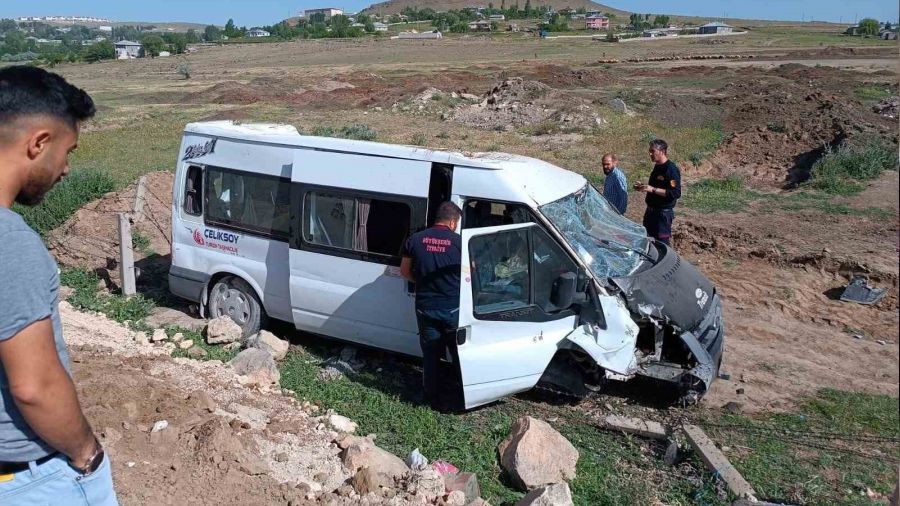 Van'da otomobille renci servisi arpt: 8 yaral