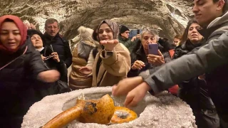 Yerin 150 metre altındaki bu mağarada şifa arıyorlar