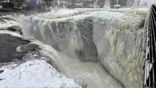 ABD'de şiddetli soğuklar nedeniyle Paterson Büyük Şelalesi kısmen dondu