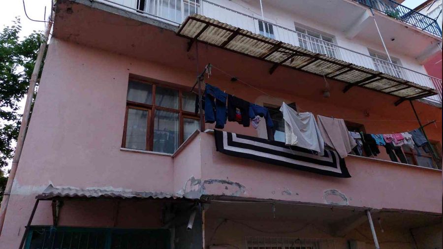 Annesinin üzerlerine kapıyı kilitlediği çocuk balkondan düştü