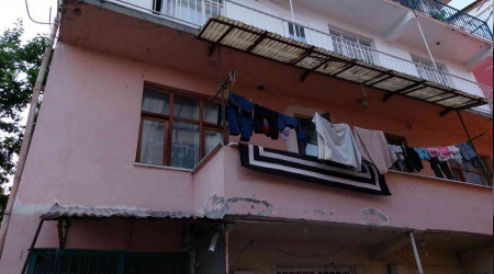 Annesinin üzerlerine kapıyı kilitlediği çocuk balkondan düştü