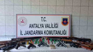 Antalya'da ok sayda silah ve mhimmat ele geirildi