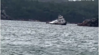 Balıkesir'de fırtına nedeniyle 25 metrelik feribot karaya oturdu