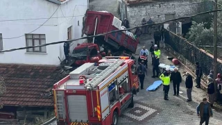 Balıkesir'de trafik kazasında araç ters döndü: 1 ölü, 2 yaralı