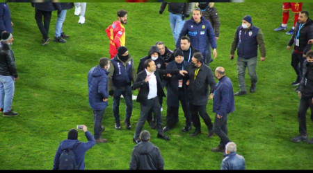 Başkan hakemin üzerine yürüdü, futbolcular haklarını haram etti