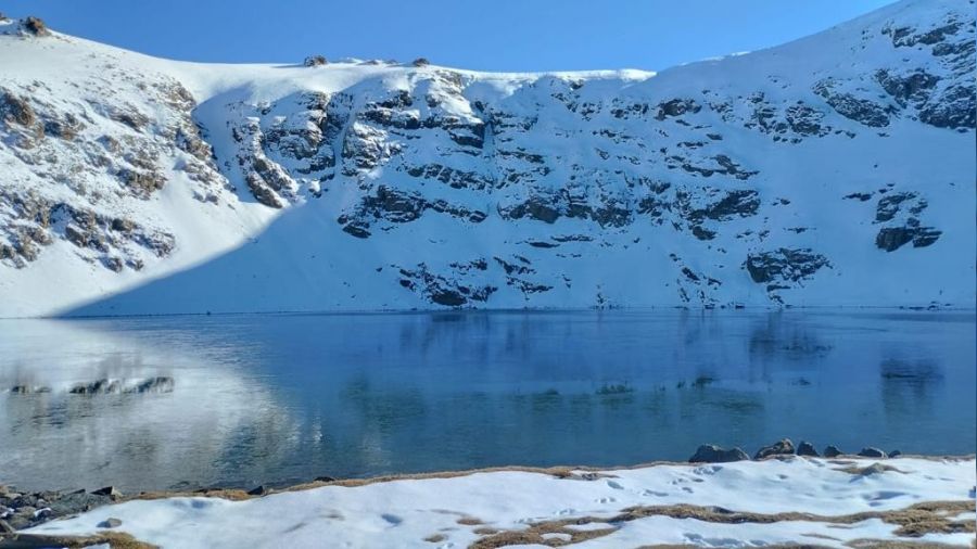 Çalyan Gölü beyazlığa büründü