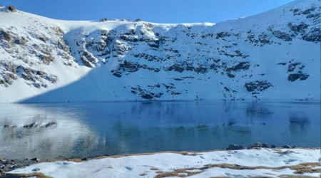 Çalyan Gölü beyazlığa büründü