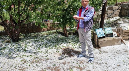 Çevril'de yağan dolu ortalığı beyaza bürüdü