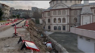 Çöken duvar yolu da camiyi de kapattı