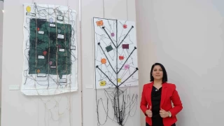 Depremin acısını iplik ve kumaşlara yansıttı