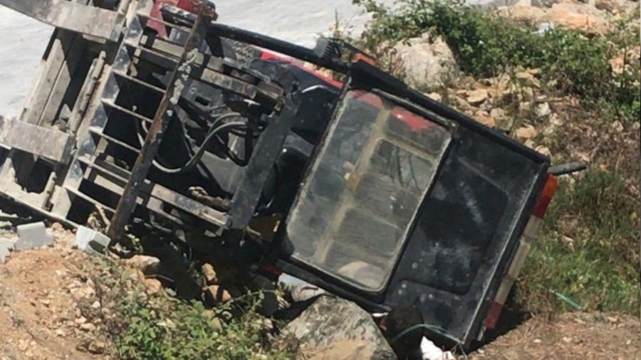 Devrilen forkliftin altında kalan operatör hayatını kaybetti
