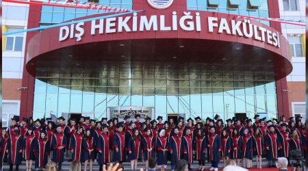 Diş hekimleri mezuniyet belgelerini babalarının elinden aldı