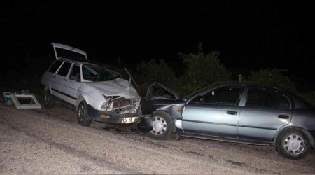 Elazığ'da iki otomobil kafa kafaya çarpıştı