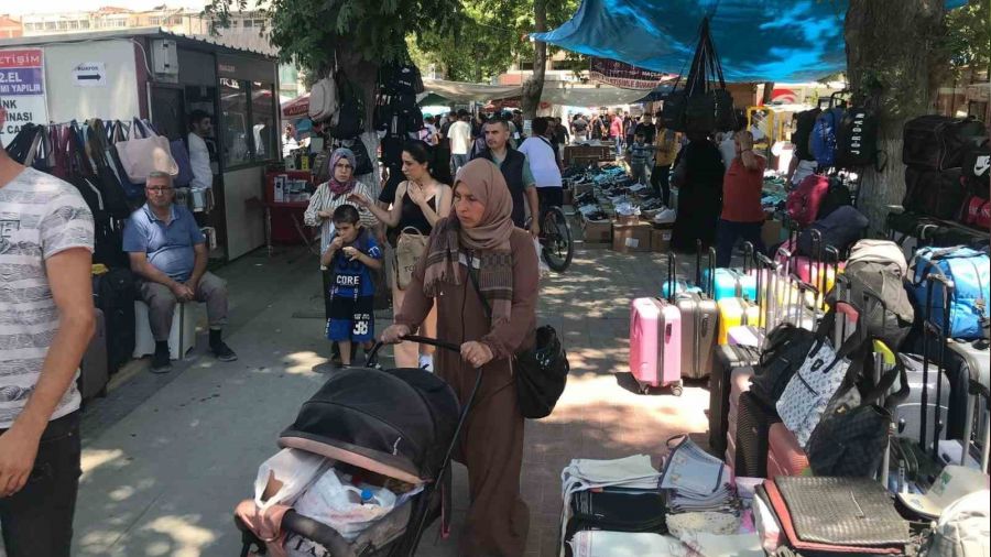 Enkazların gölgesinde bayram telaşı