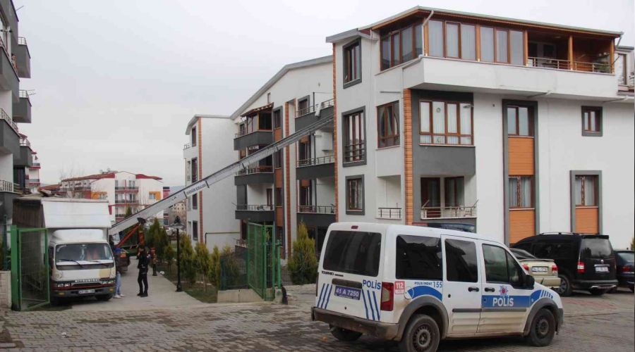 Ev eşyası taşırken dördüncü kattan düştü