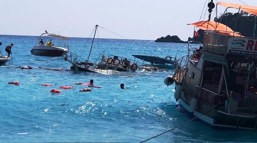 Fethiye'de tur teknesi battı