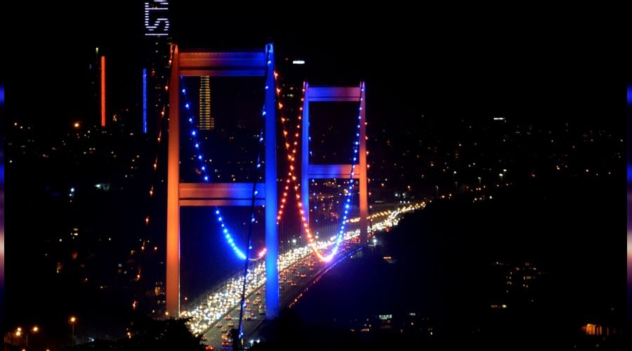 FSM Köprüsü Dünya Kanser Günü için ışıklandırıldı