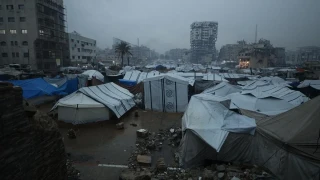 Gazze'de şiddetli rüzgar ve yağmur nedeniyle yerinden edilmiş Filistinlilerin çadırları sular altında kaldı