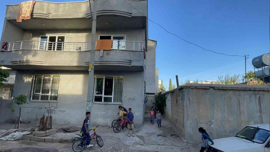 Halı silkelerken beton zemine çakıldı