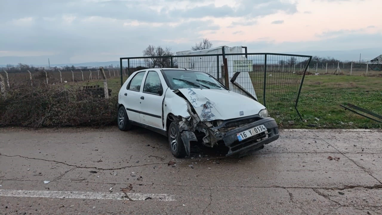 Hapşıran sürücü kontrolü kaybedince araç duvara çarptı: 2 yaralı