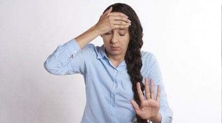 Her iki kadından biri mustarip