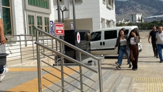 Hırsız kızlar yakalandı... Kaç, suç kaydı oldukları açıklanmadı