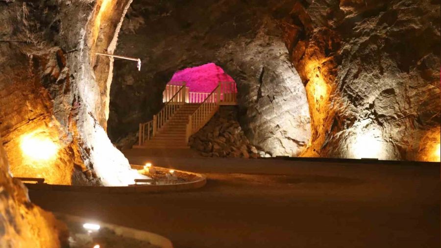 Iğdır'daki tuz mağarası ziyaretçilerini bekliyor