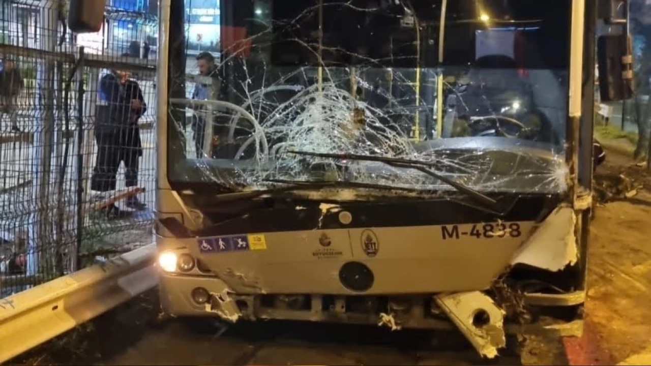 stanbul Zincirlikuyu'da metrobs kayarak 5 araca arpt