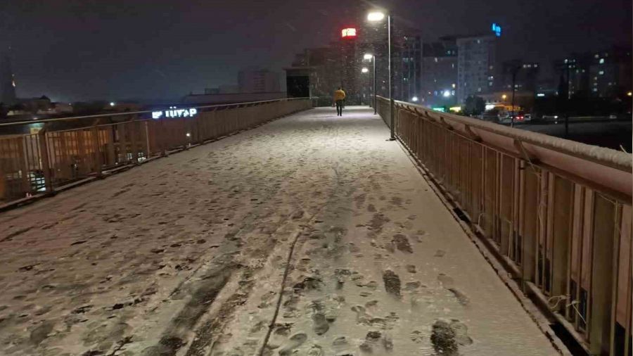 İstanbul'da beklenen kar yağışı başladı