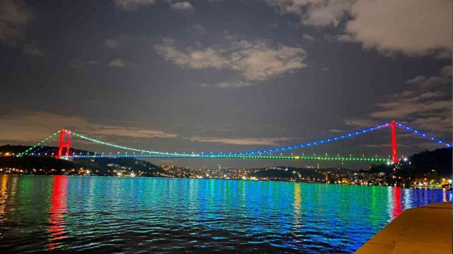 stanbul'da kprler Azerbaycan bayrann renkleriyle klandrld